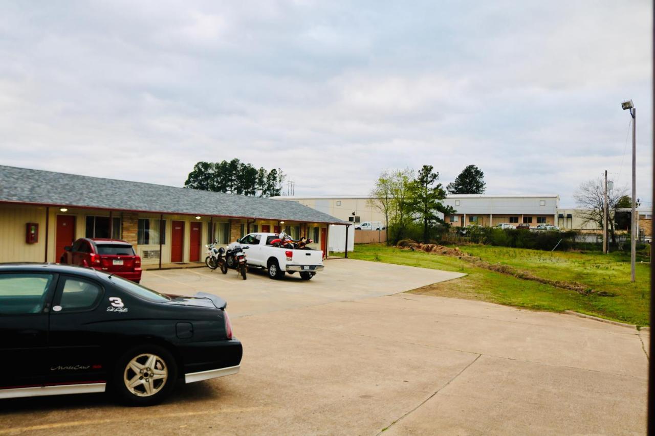 Ozark Inn & Suites Exterior photo